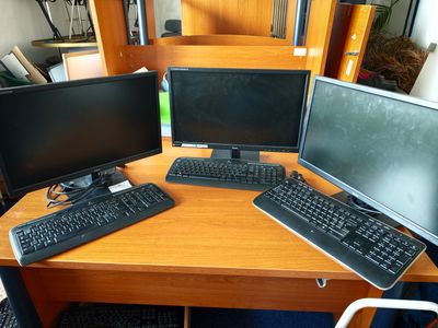 deux écrans d'ordinateur et un clavier sur un bureau