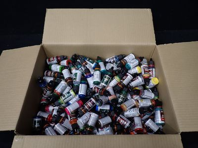 une boîte en carton remplie de canettes de bière sur fond noir