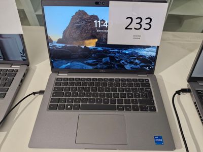 deux ordinateurs portables posés sur une table, avec une horloge à l'écran