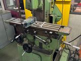 une machine posée sur une table dans une pièce