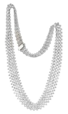 un collier blanc composé de trois rangées de perles argentées sur fond blanc