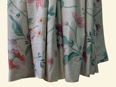une robe suspendue à un cintre orné de fleurs