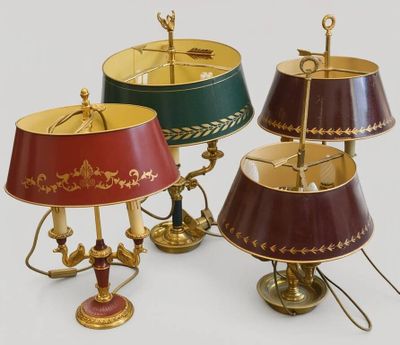 trois lampes ornées de nuances différentes de rouge, de vert et d'or