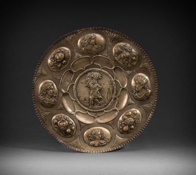 une plaque en bronze représentant un homme et une femme