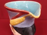 un gros plan d'une tasse sur laquelle est dessiné un visage