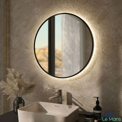 une salle de bain avec un lavabo et un miroir