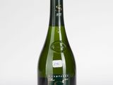 gros plan d'une bouteille de vin sur fond blanc