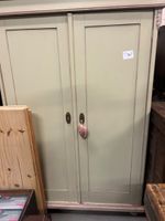 LOT DE MEUBLES COMPRENANT ARMOIRE REPEINTE 2 PORTES, BONNETI… (photo 2)