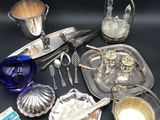 beaucoup d'objets en argent posés sur une table