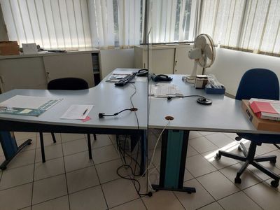 Deux bureaux doubles et deux meubles à tiroirs,