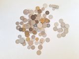 un tas de pièces de monnaie posées sur une table, sur fond blanc