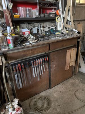 un établi avec de nombreux outils dans un garage