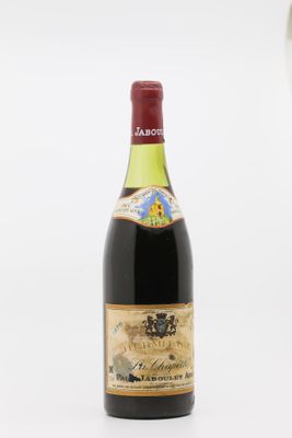 une bouteille de vin à côté d'un verre de vin