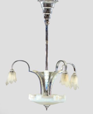 une image représentant un lustre auquel sont suspendues trois fleurs en verre