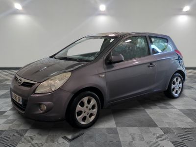 la photo d'une voiture grise garée dans un garage