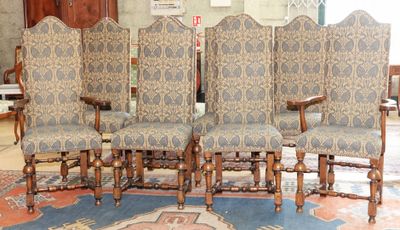six chaises dans une pièce avec un tapis au sol