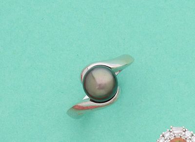 une bague ornée d'une perle et d'un diamant