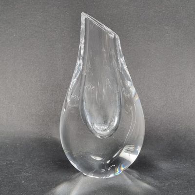 un vase en verre transparent posé sur une surface noire