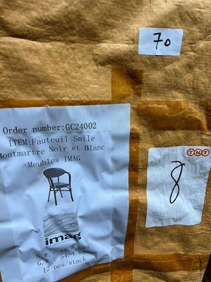 un sac en papier kraft sur lequel sont collés quelques autocollants