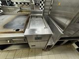 un grand four en acier inoxydable dans une cuisine au sol en damier