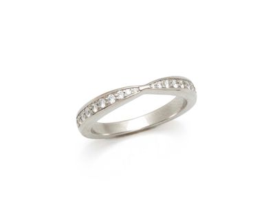 gros plan d'une bague en diamant sur fond blanc