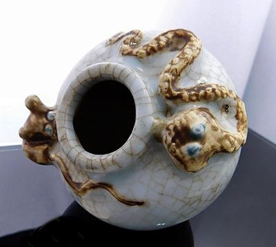 Ancien vase chinois en porcelaine à pinceaux avec reliefs de…