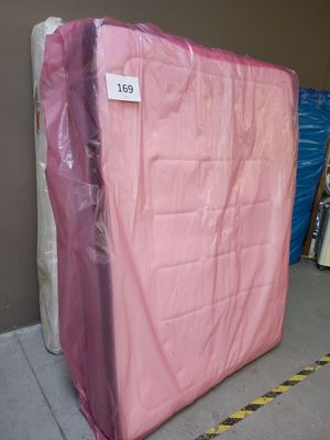 un matelas rose qui a été emballé dans un entrepôt
