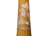un vase jaune sur lequel est représentée une femme