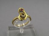 une image représentant une bague en or ornée d'un rubis au centre