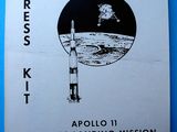 Le programme de la mission Apollo 11, qui a abouti à l'alunissage, était imprimé sur un fond bleu.