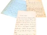 trois vieilles lettres sont posées les unes sur les autres sur une surface blanche