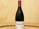 une bouteille de vin posée sur un tonneau