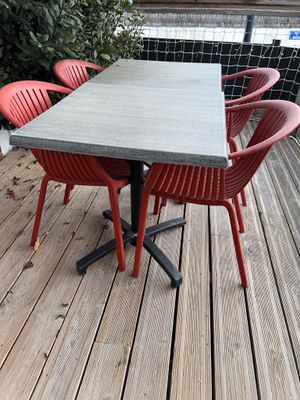 une table et des chaises sur la terrasse d'une maison