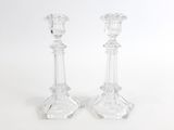 paire de chandeliers en verre clair sur fond blanc