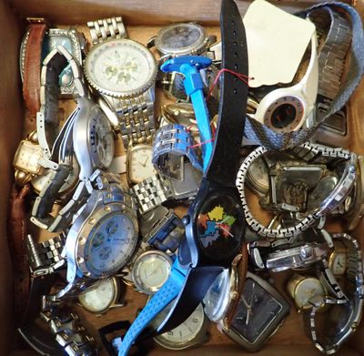 une boîte remplie de montres de toutes sortes et d'autres montres
