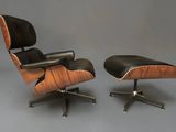 une paire de fauteuils Eames Lounge et un repose-pieds en cuir noir