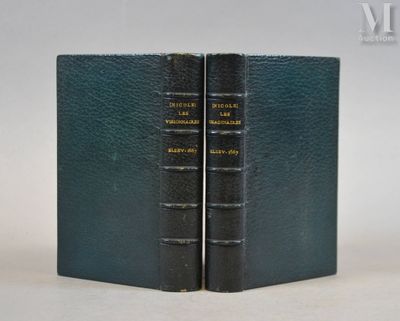 deux livres noirs posés l'un sur l'autre sur une table