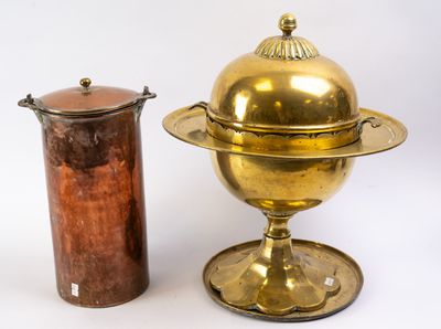 deux types différents d'objets en laiton et en cuivre sur fond blanc