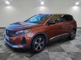 Une Toyota C-HR rouge de 2020 est exposée dans un showroom