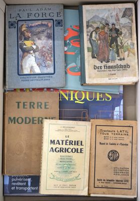 de nombreux livres qui se trouvent dans une boîte sur la table