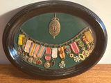 une photo d'une photo présentant une collection de médailles militaires