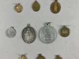 gros plan d'un paquet de pièces de monnaie sur une surface blanche