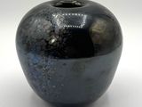 une image d'un vase noir sur fond blanc