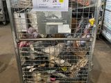 un chariot chargé de nombreuses paires de chaussures dans un entrepôt