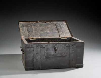 une vieille boîte en métal munie d'un cadenas