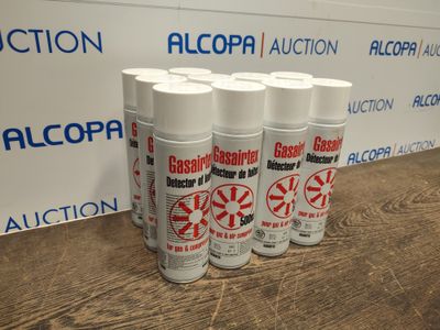 Quatre canettes d'alcool sont posées sur une table devant un panneau