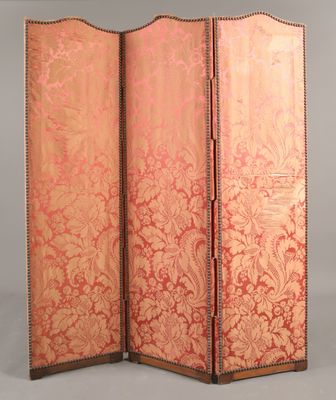 un paravent rouge et or orné d'un motif floral