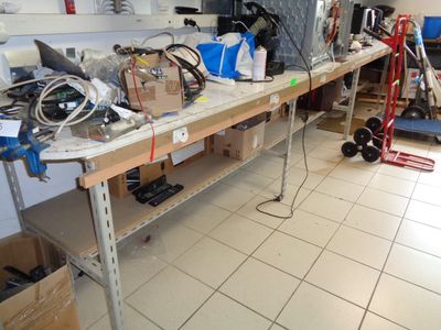 un établi contenant beaucoup d'outils