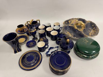 beaucoup de vaisselle bleue et dorée sur une table blanche