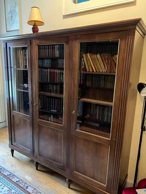 une bibliothèque contenant de nombreux livres dans une pièce